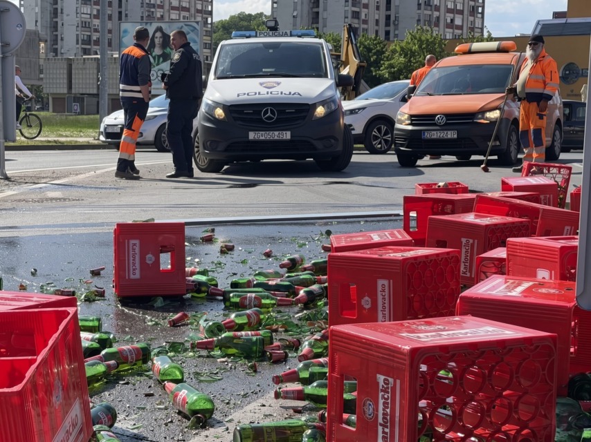 S tovornjaka na krožišču padlo do 100 zabojev piva – mimoidoči planili po njih (foto)