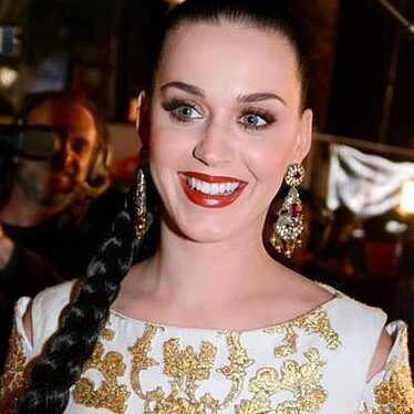 Katy Perry je v Rimu poskrbela za pravi šok! Poglejte, zakaj je ob sloviti Fontani di Trevi namesto kovanca uporabila svojo bančno kartico in s tem obnorela splet. Preberite vse o njeni nenavadni potezi in tradiciji večnega mesta.