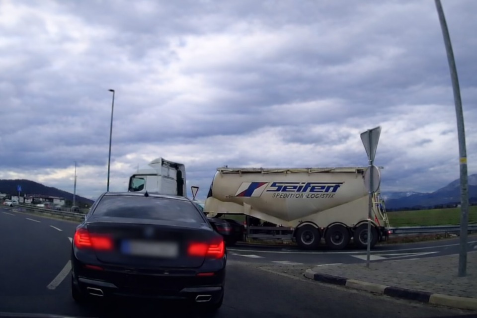 Kdo je naredil napako? Posnetek iz krožišča sprožil burno razpravo (VIDEO)