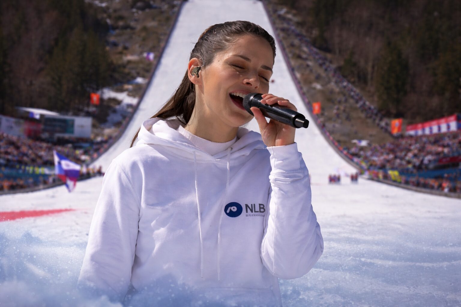 Trenutek, ki je ganil vse! Slovenska pevka je zapela legendarno »Planica, Planica« pred 30.000 glavo množico (VIDEO)