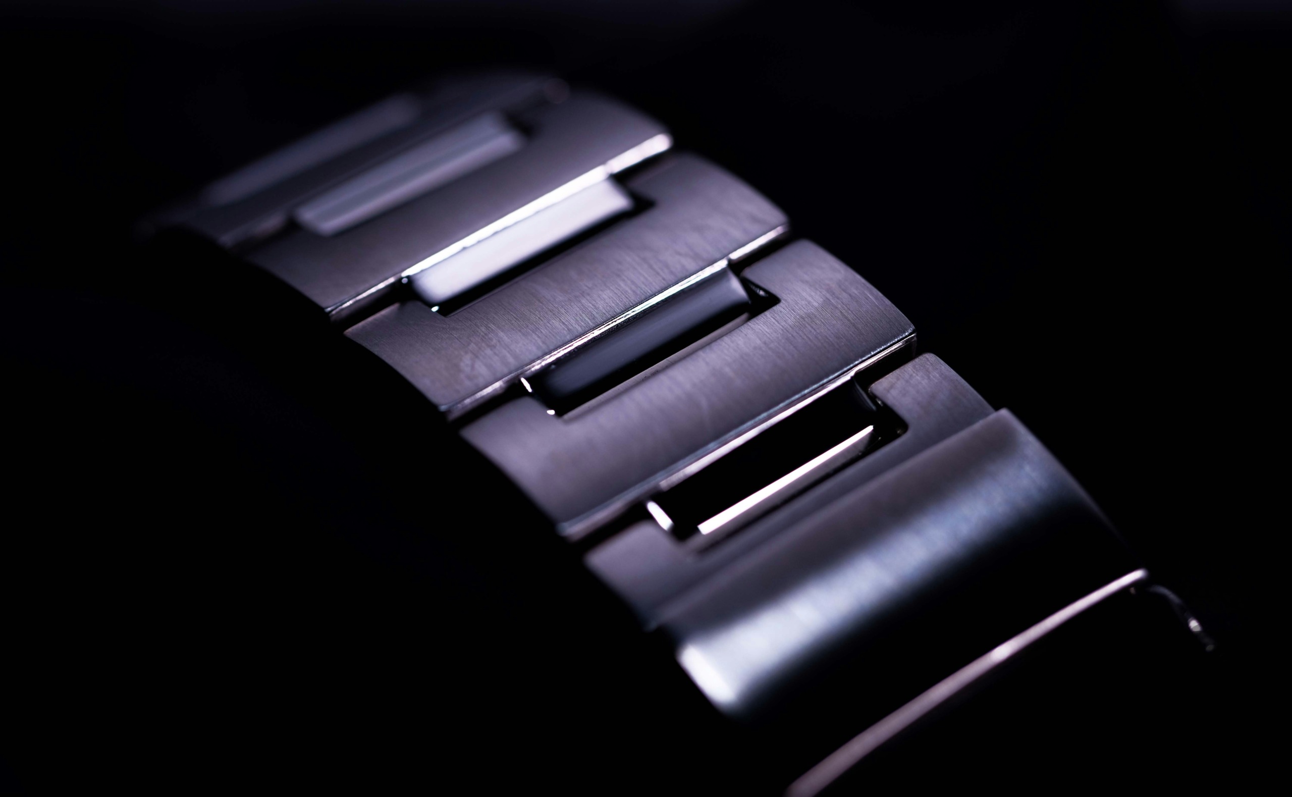 Ali magnetni nakit dejansko deluje? Preverite, kako magnetne zapestnice in prstani vplivajo na telo, lajšajo bolečine in izboljšujejo cirkulacijo. Razkrivamo resnico o magnetni terapiji in znanstvene dokaze