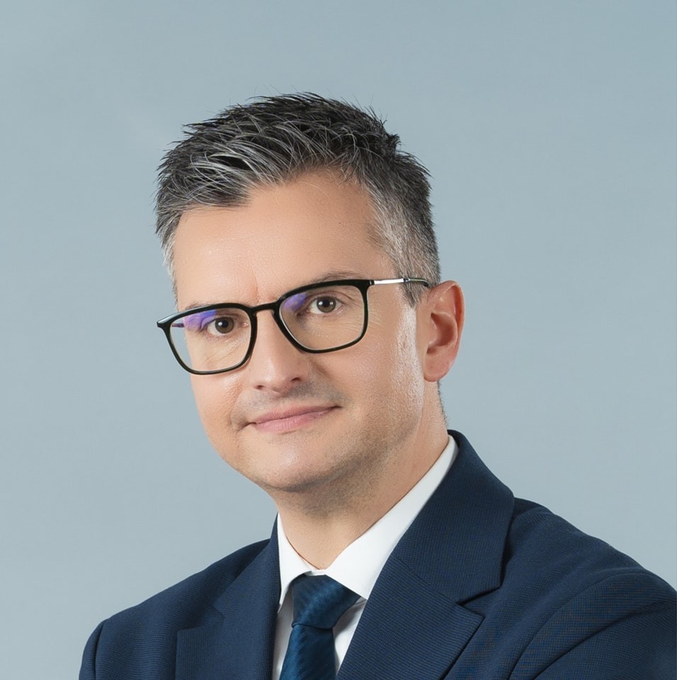 Marjan Šarec se je razpisal na Facebooku: "Harmonika, čestitke Ane Brnabić in Milorada Dodika pač ne gredo najbolj skupaj!"