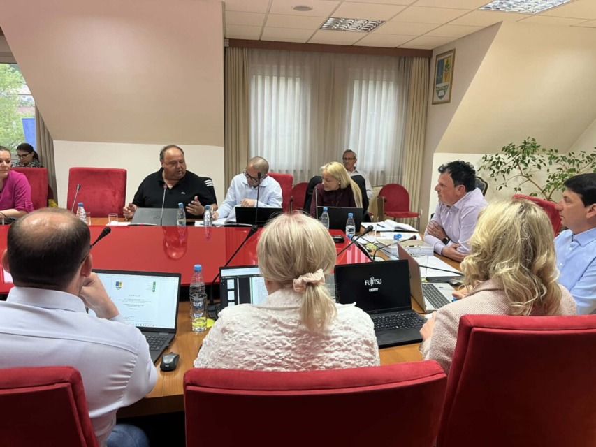 Župan Vidma zgrabil snemalca in mu preprečil snemanje občinske seje: »Počutil sem se nemočnega, prestrašenega in ogroženega«