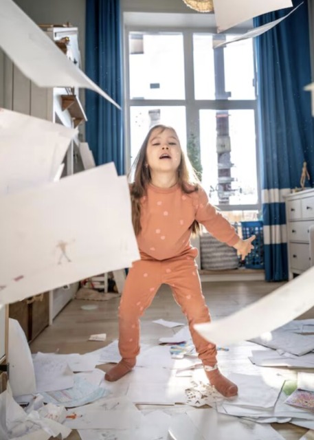 Otrok sredi nevarnega izbruha