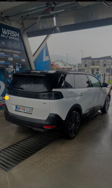 NUJNO: Ukradli dva avtomobila, v njih tudi otroški sedeži – lastnik ponuja bogato nagrado