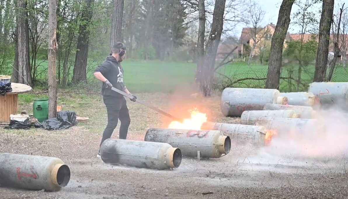 Pokanje za veliko noč sprožilo val ogorčenja: »Danes pa psi ne trpijo?« (VIDEO)