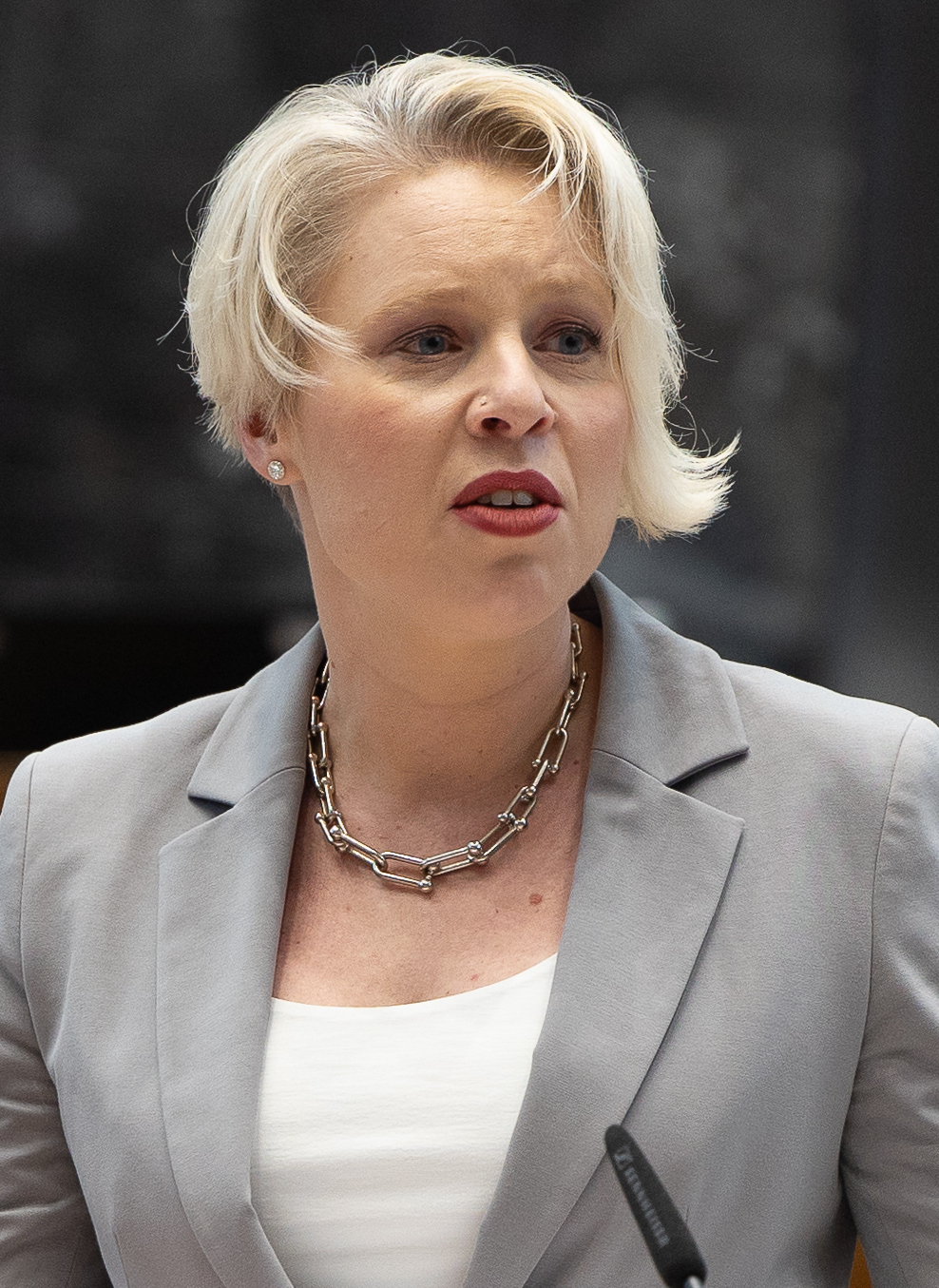 Matea Benedetti: Zakaj suknjič Urške Klakočar Zupančič za 220 € ne predstavlja luksuza