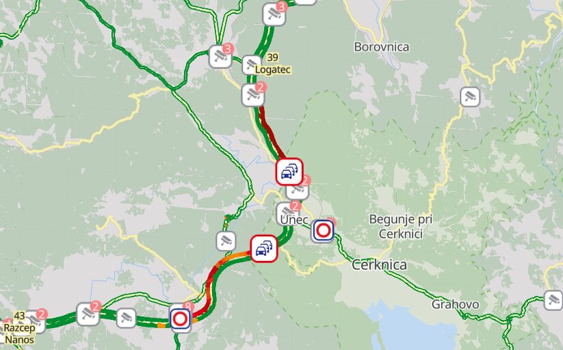 Vozniki, pozor! Na cestah že nastajajo kolone – preverite, preden se odpravite na pot