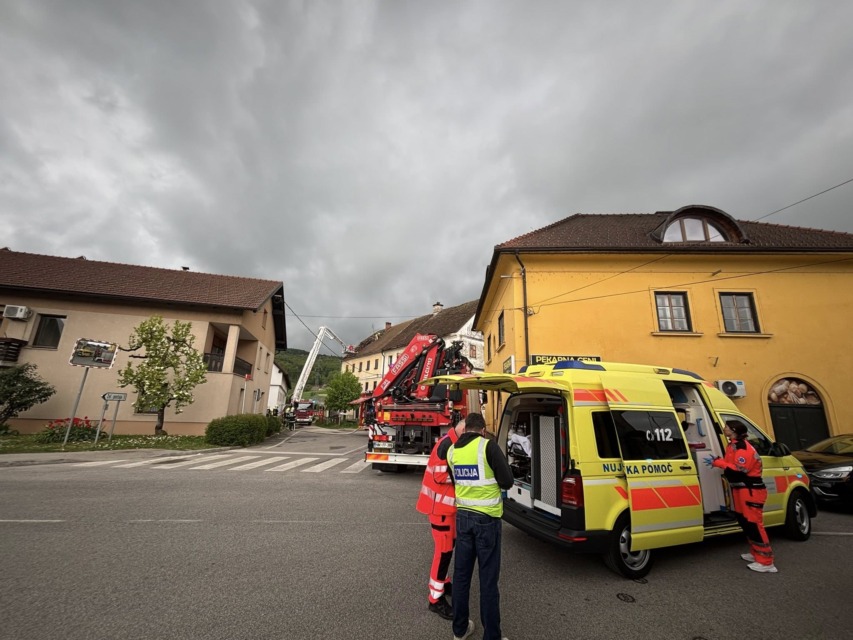 Eksplozija v Mirni Peči, požar ogrožal farno cerkev