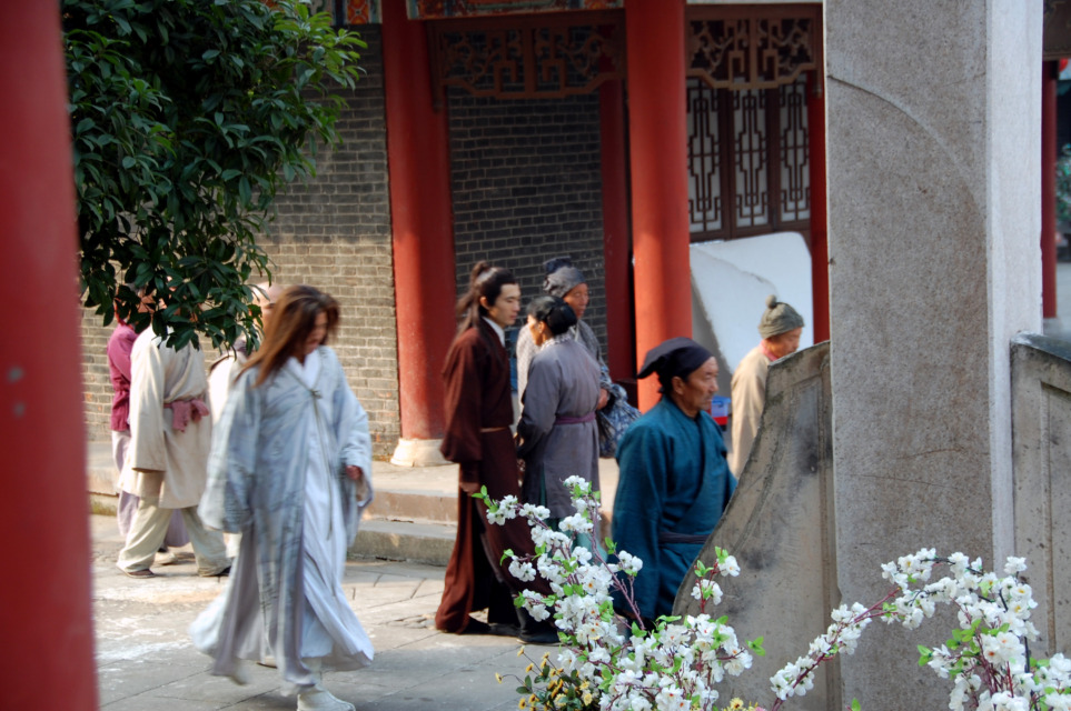 Qingming je več kot le spomin na prednike; je praznovanje življenja in narave. Spoznajte tradicijo pometanja grobov, pomen "čiste svetlosti" in starodavne kitajske običaje.