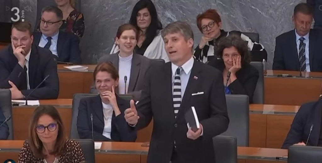 Sajovic s knjigo v roki odčital lekcijo Stevanoviču: “Ena taka knjiga obstaja. Treba jo je prebrati.”