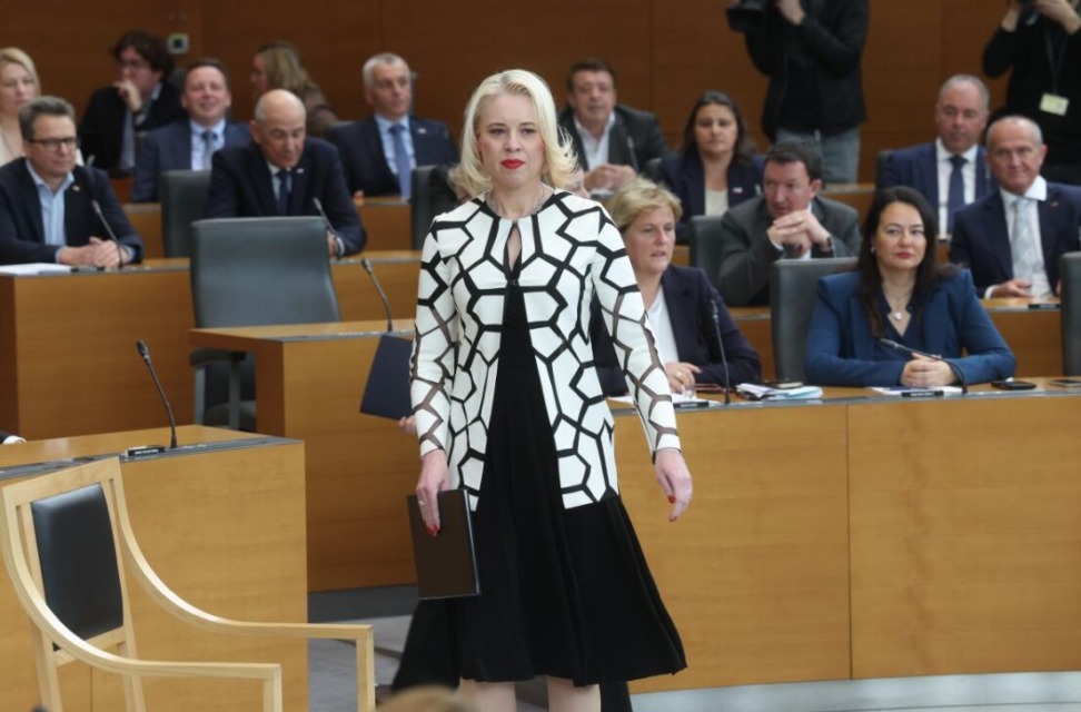 Detajl pri Urški Klakočar Zupančič, ki ni ušel pozornosti, suknjič z geometrijskim vzorcem.
