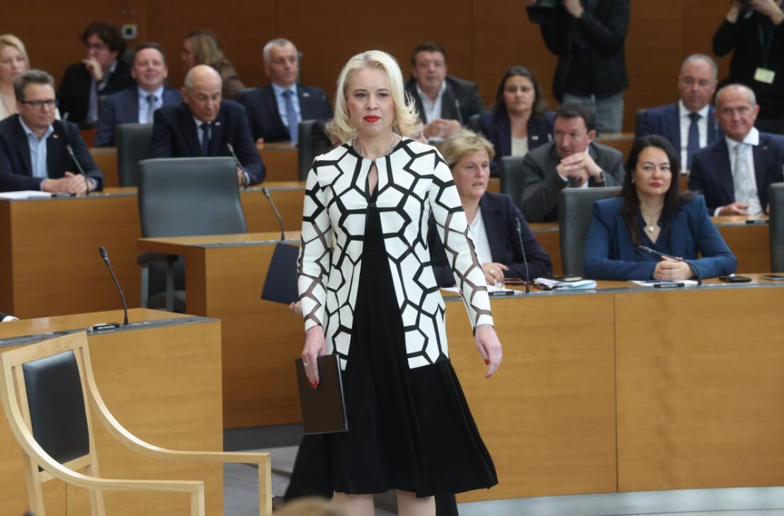 Detajl pri Urški Klakočar Zupančič, ki ni ušel pozornosti, suknjič z geometrijskim vzorcem.