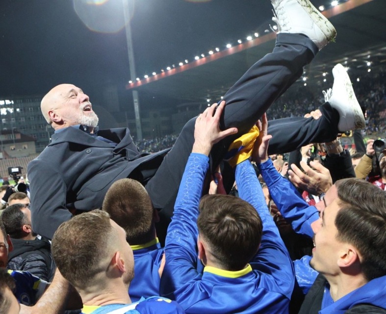 Noč, ko Bosna in Hercegovina ni spala! Poškodovani kapetan Džeko sredi noči v Sarajevu nagovoril navijače, Italija z dolgim nosom domov