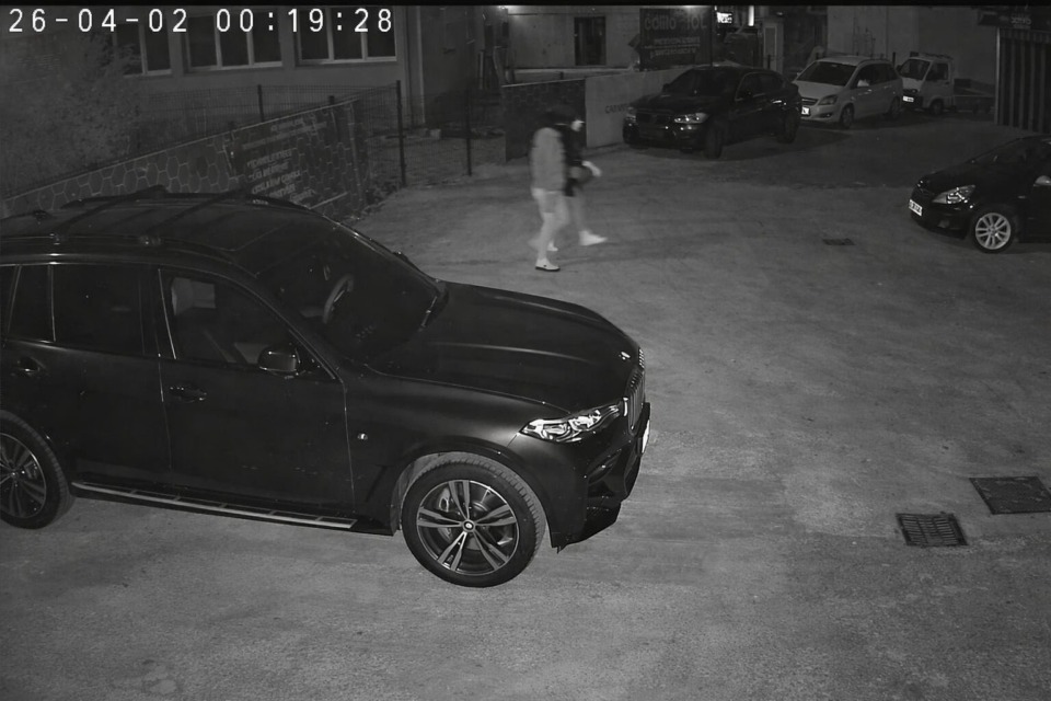V Ljubljani razbijala in zažgala delavnico – iščejo ju, poglejte posnetek