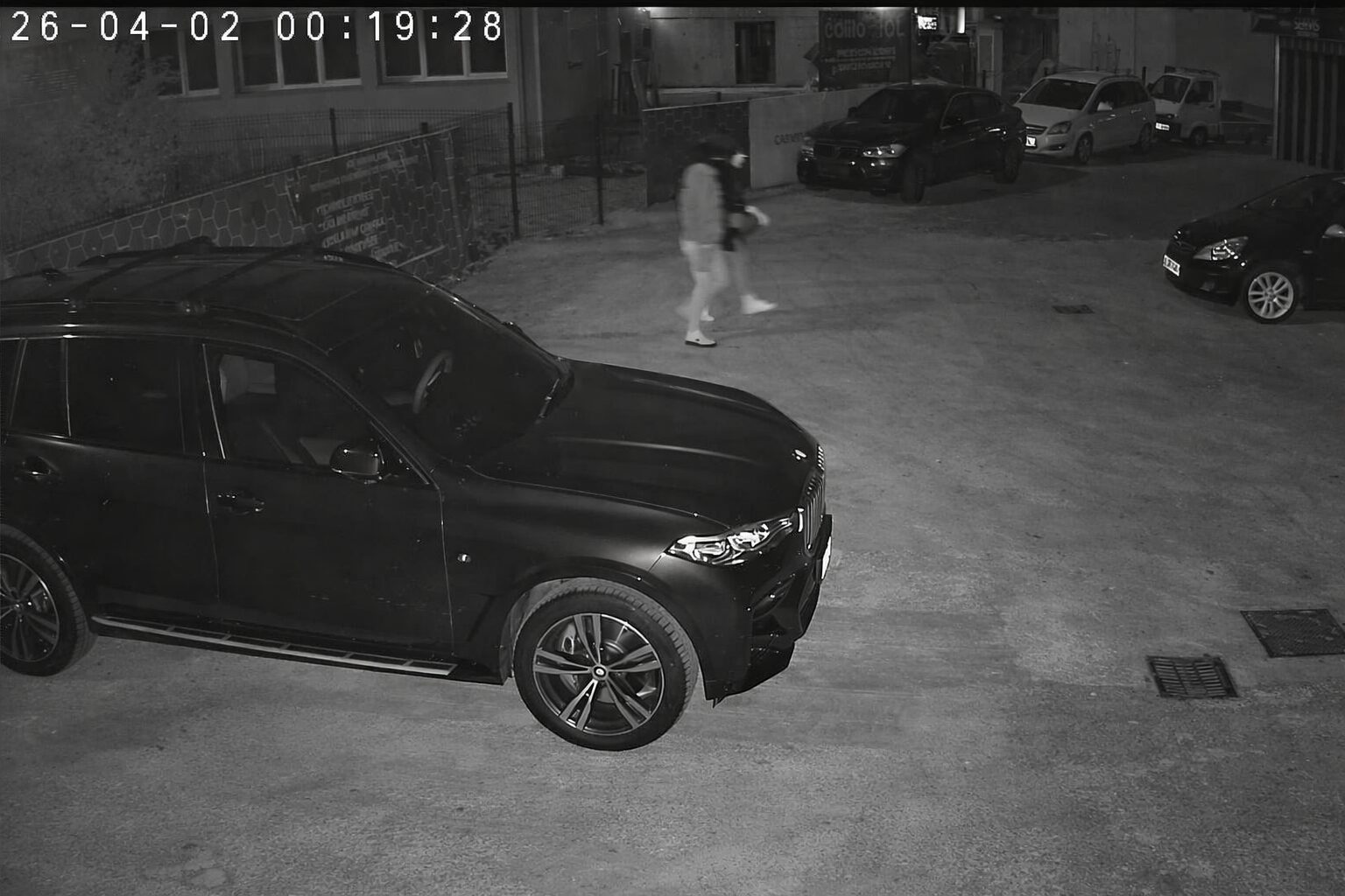 V Ljubljani razbijala in zažgala delavnico – iščejo ju, poglejte posnetek