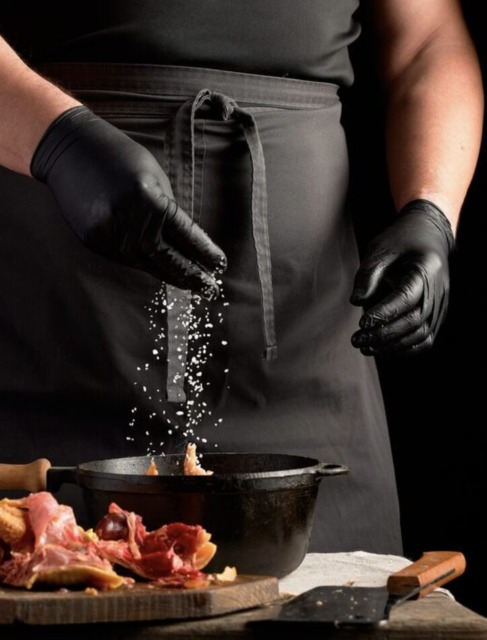 Oseba soli meso v loncu