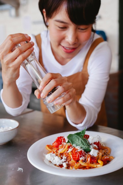Zakaj profesionalni kuharji ne solijo takoj? Razlog je bolj pomemben, kot misliš