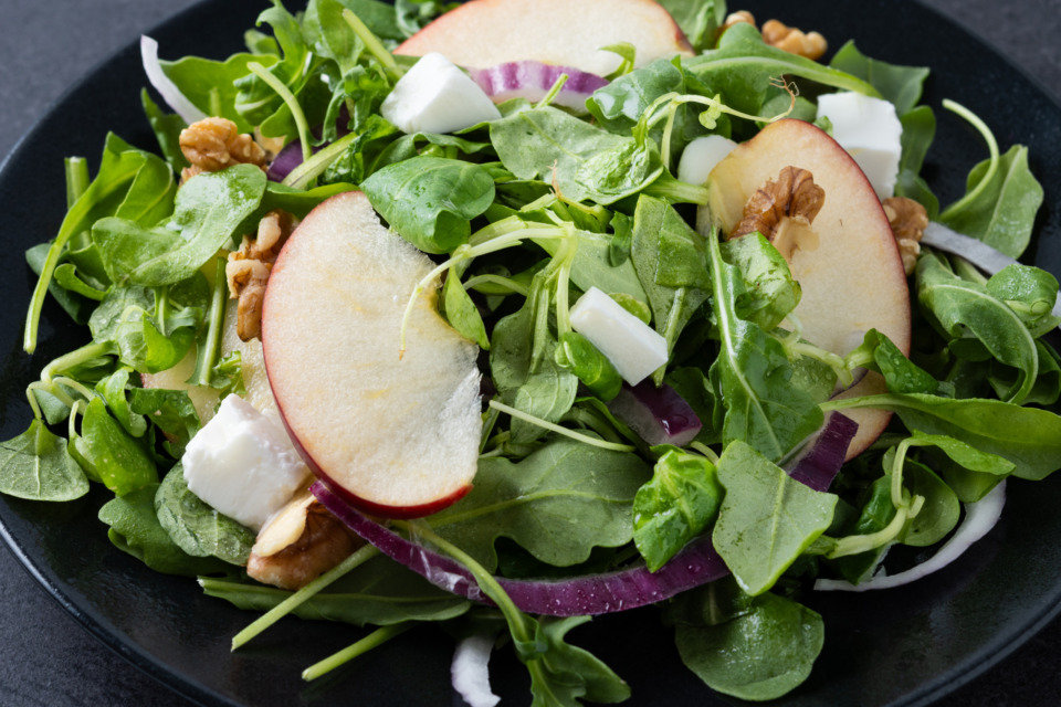 Pozabi na dolgočasne sklede: te pomladne solate te res nasitijo