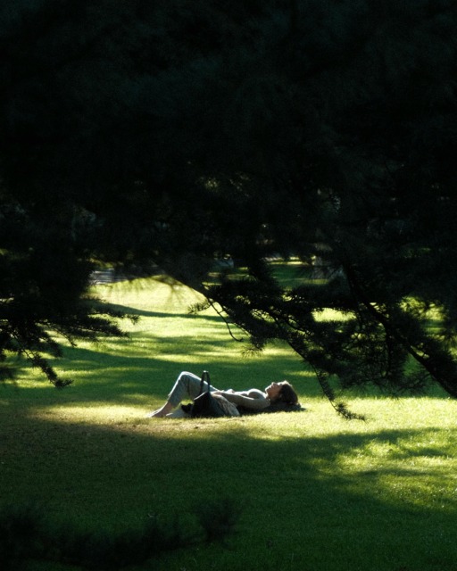 Oseba leži na travnati povrišni