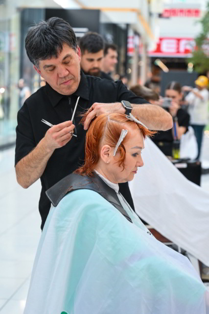 Kakšna gesta! Frizerji v Cityparku zbrali 2.600 evrov za bolnega kolega, obiskovalce presenetil Zlatko