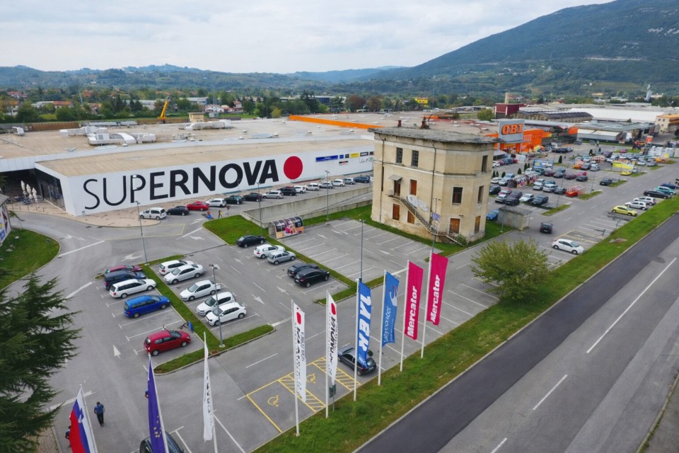 Mlajši moški brutalno nad mladoletnicama v Novi Gorici – ena izmed njiju prejela več udarcev v obraz