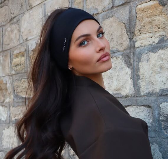 Thylane je danes veliko več. Je zrela umetnica, ki svojo zgodbo piše sama – z nasmehom ali brez njega, a vedno z neverjetno močjo in eleganco.