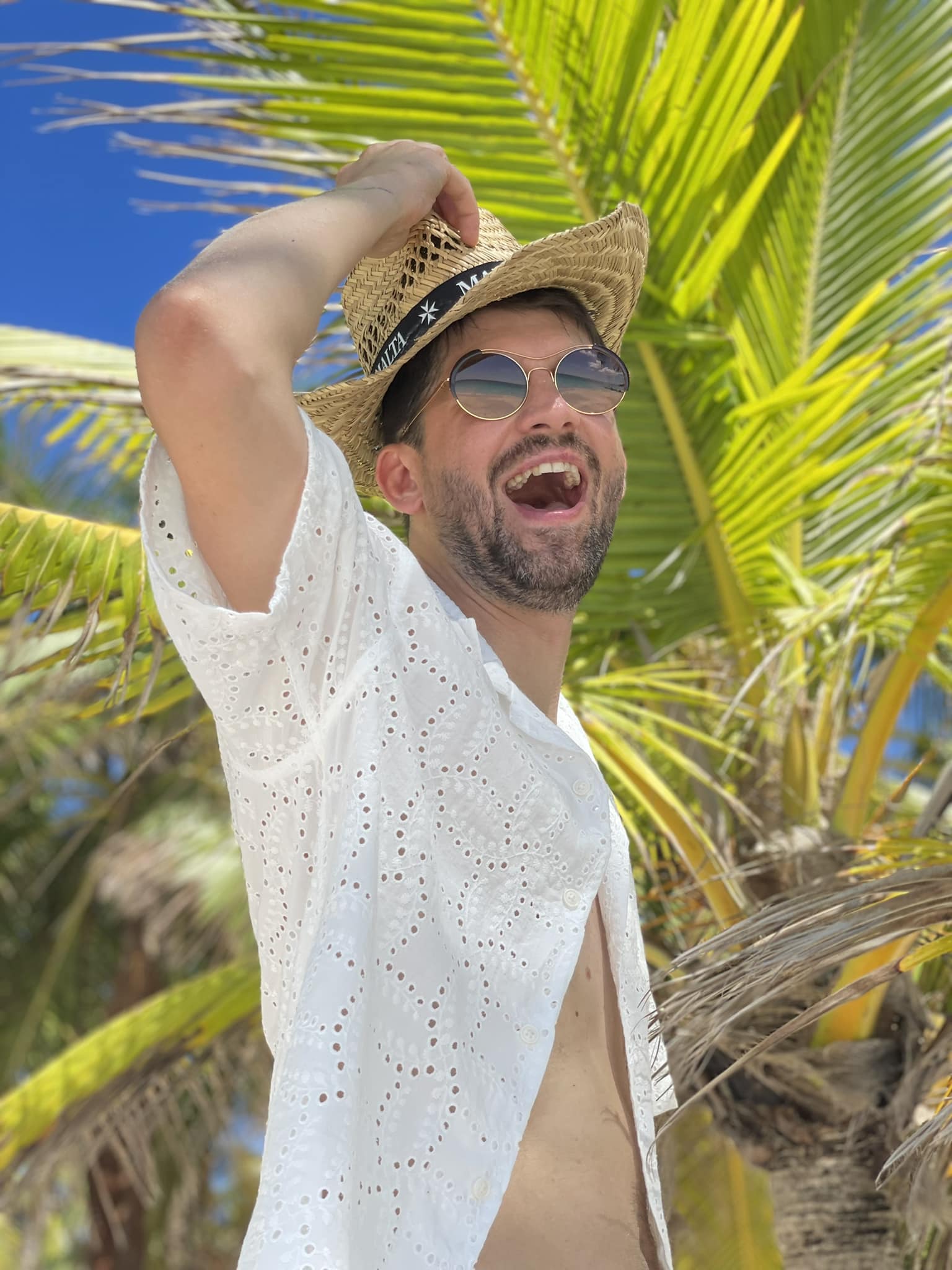 Tomaž Mihelič - Tomaž Mihelič je eden tistih ljudi, ki jih je v slovenski medijski krajin malo. So večplastni, neustrašni in hkrati ranljivi. Danes ga mnogi poznajo kot novinarja, popotnika in človekoljuba