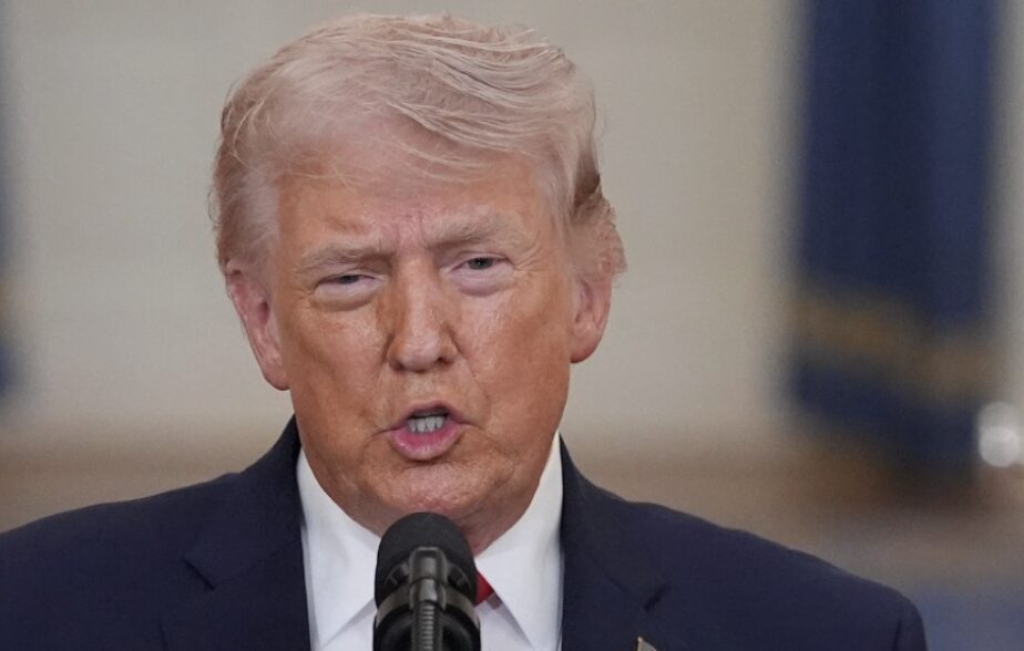 Trump ne popušča ob očitkih o vojnih zločinih – znova stopnjuje pritisk na Iran