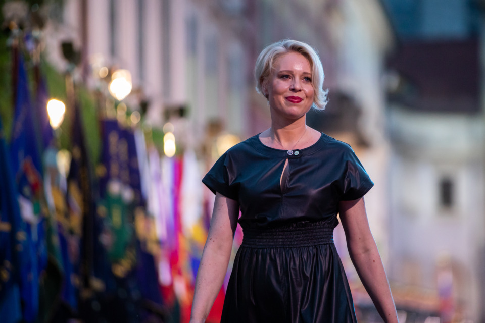 To, kar je nosila Urška Klakočar Zupančič, ni luksuz – čas je za lekcijo iz modne pismenosti