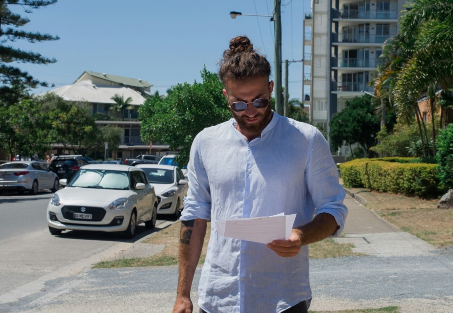 Fotografirajte vse dokumente, ki jih prejmete, in jih shranite. Če dobite kazen za parkiranje ali vinjeto, jo poskusite plačati sami prek spleta ali na pošti, še preden se vrnete v domovino, da se izognete provizijam agencij