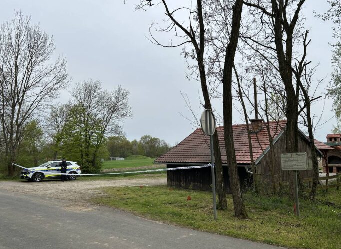 “Vrnil se bom z orožjem”: srhljiva grožnja po strelu pri gramoznici - policija preiskuje poskus uboja (VIDEO)
