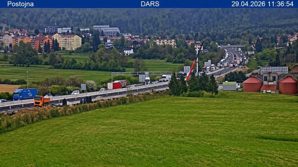 Na primorski avtocesti pred Postojno zastoji v obe smeri