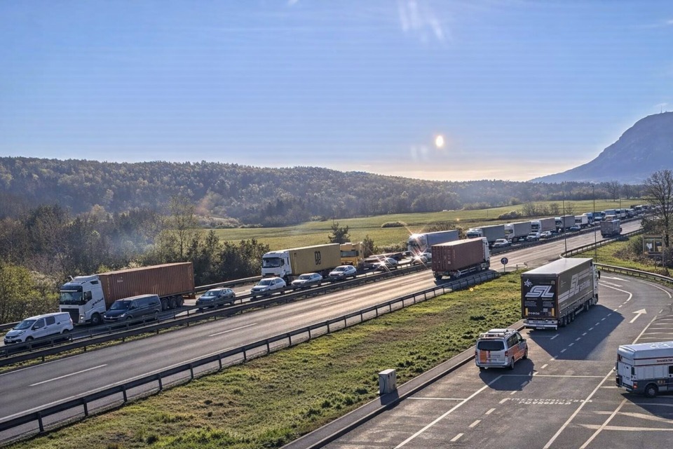 Primorska avtocesta zaprta zaradi prometne nesreče
