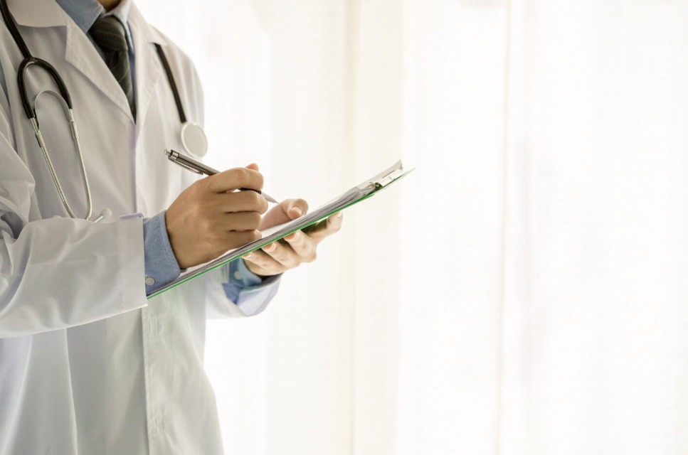 Zdravnik beleži ugotovitve