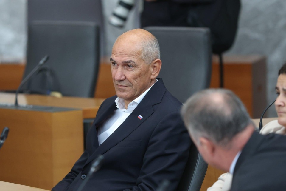 Koalicijska pogodba naj bi veliko spremenila: šole brez telefonov, dolžnikom pa poseg v prejemke - v pogodbi naj bi bilo tudi letno testiranje na droge