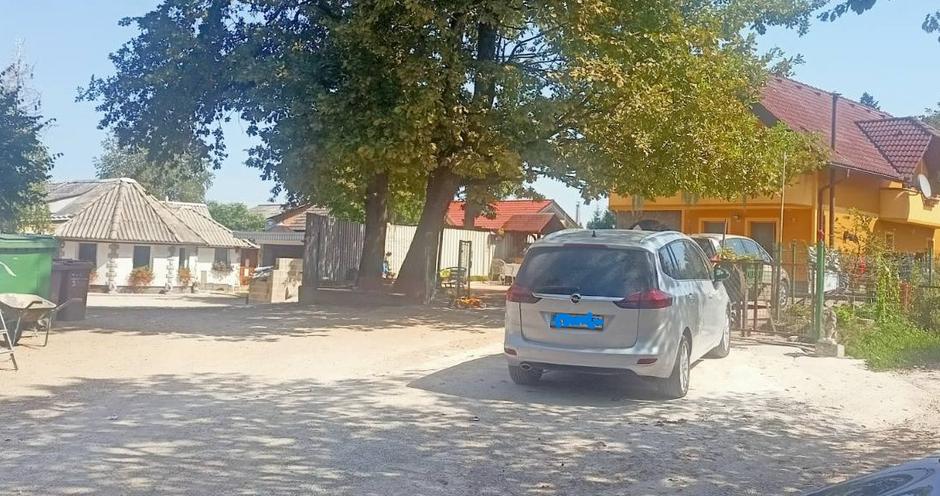 »Kaj če bi zadela človeka?« Krogla prebila streho avtomobila v Šentjerneju, iz romskega naselja Mihovica pa so se slišali rafali - domačini v strahu (VIDEO)
