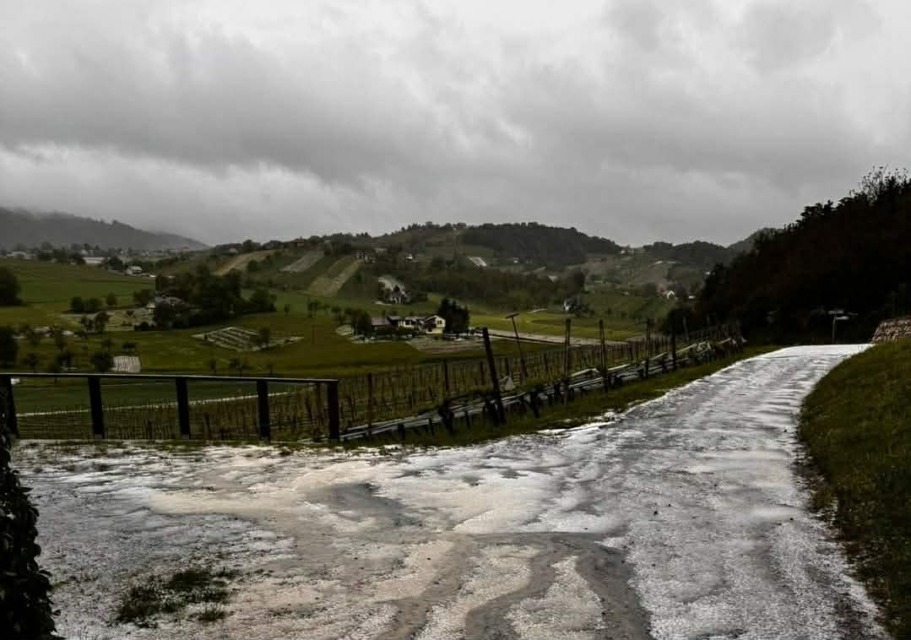 Močne nevihte s točo že udarile, takšno je stanje po Sloveniji (foto/video)