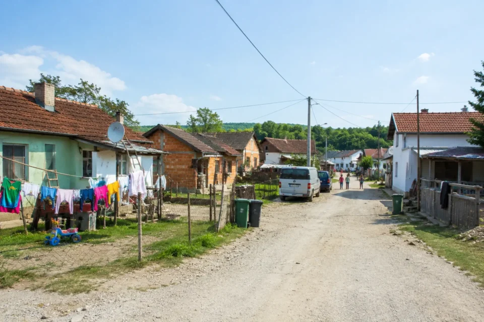 Romsko naselje Stranksa vas zahteva internet in pločnike, občina pa vrača: kaj pa črne gradnje?