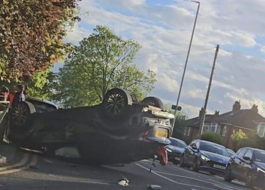 Avto pristal na strehi v kanalu v Međimurju, poškodovanega voznika odpeljali v bolnišnico
