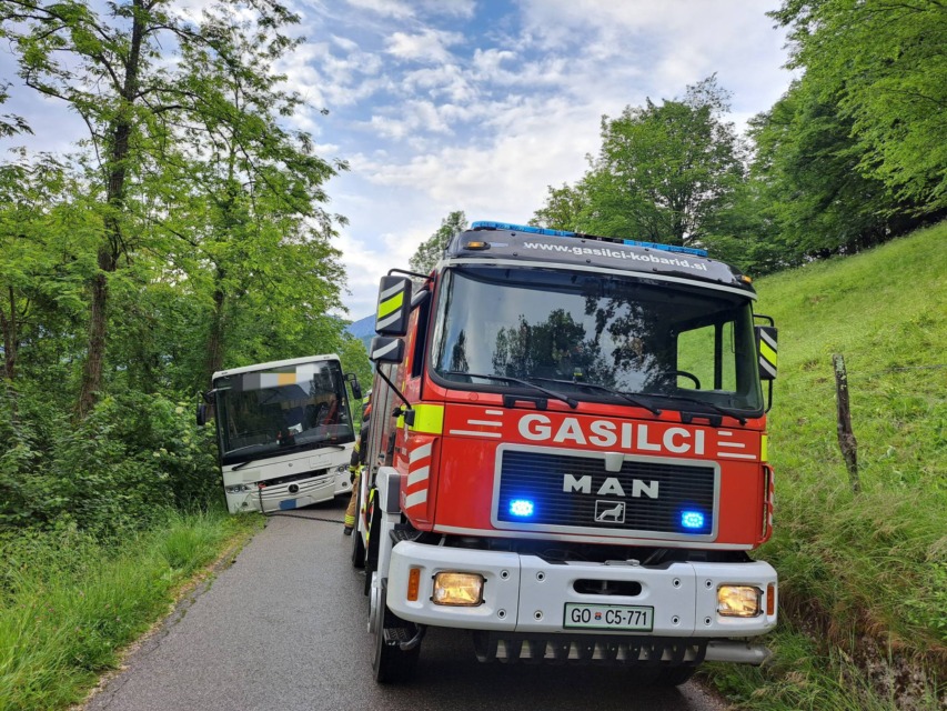Avtobus zdrsnil s ceste pri Kobaridu: “Samo srečni smo lahko, da ni končal v Soči”