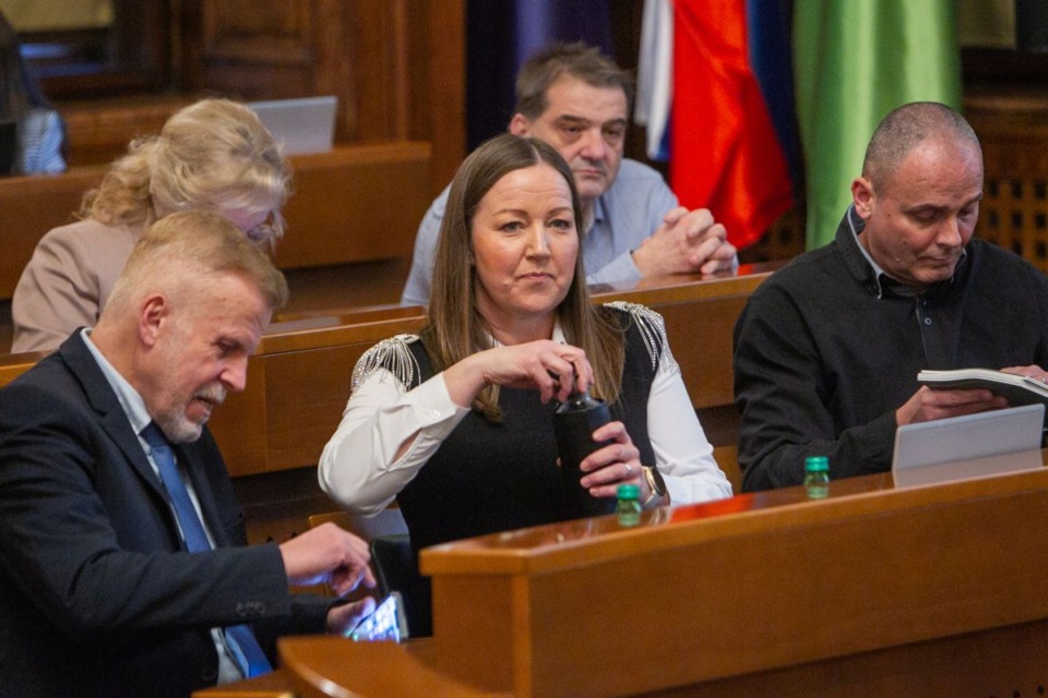 Kdo je nova poslanka, ki bo v parlamentu nadomestila Janeza Janšo?