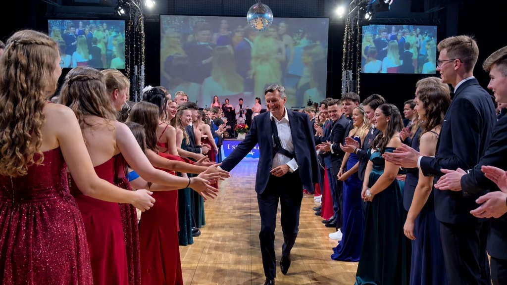 Devetošolci nekdanjega predsednika države povabili na valeto, njegov odziv pa je hitro postal spletna uspešnica (foto)