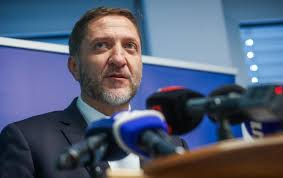 Finančni minister Klemen Boštjančič je po seji vlade pojasnil, da odhajajoča vlada išče 370 milijonov evrov rezerv za znižanje primanjkljaja; vir: Facebook