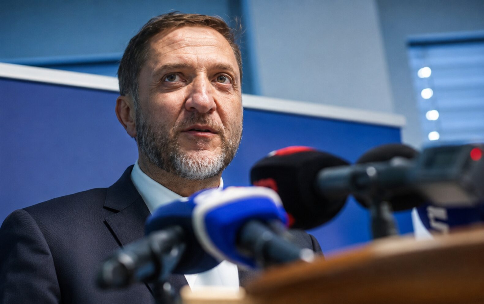 Vlada pred odhodom znova zateguje pas: koga bo doletel največji udarec?