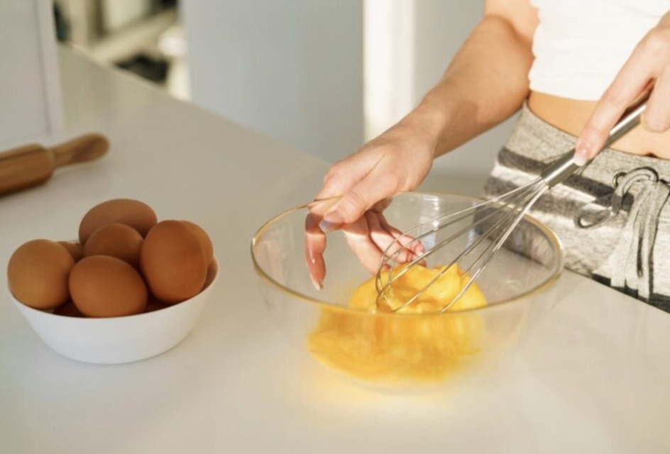 Carbonara recept, mešanje rumenjaka