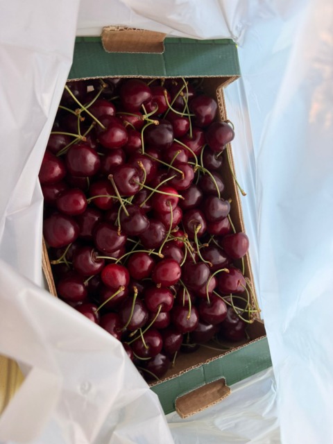 Bralka je za 2 manga in 2 kilograma češenj odštela skoraj 82 evrov? Poslala nam je račun iz slovenske obale (foto)