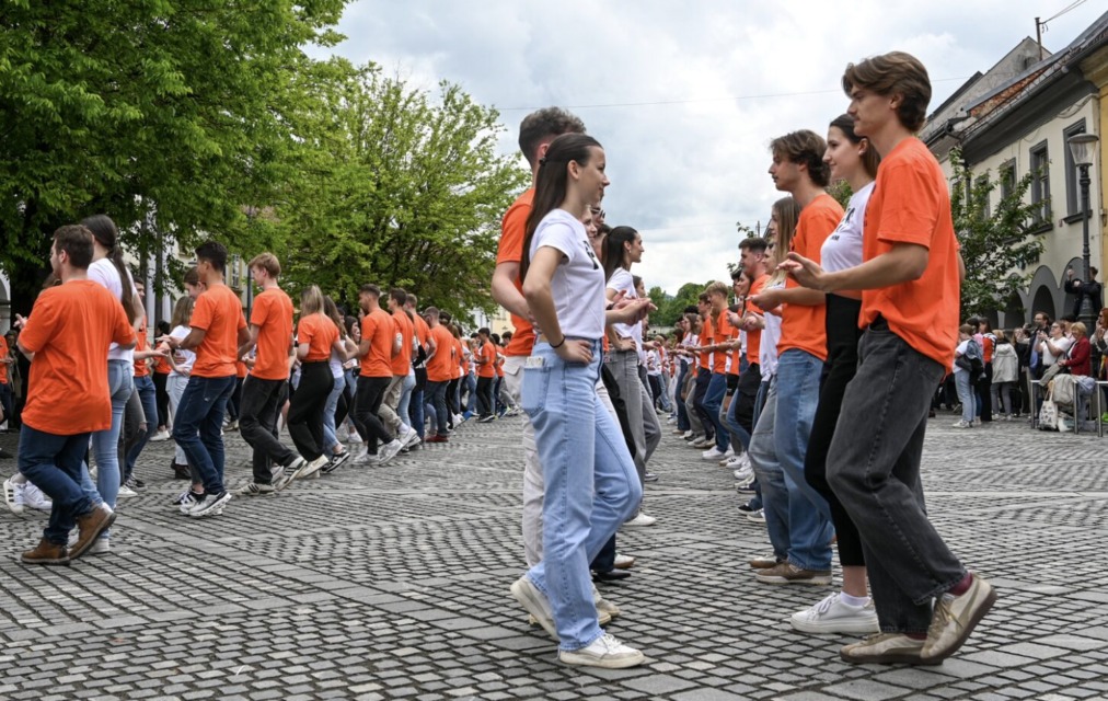 FOTO in VIDEO: Maturanti točno opoldne zaplesali četvorko