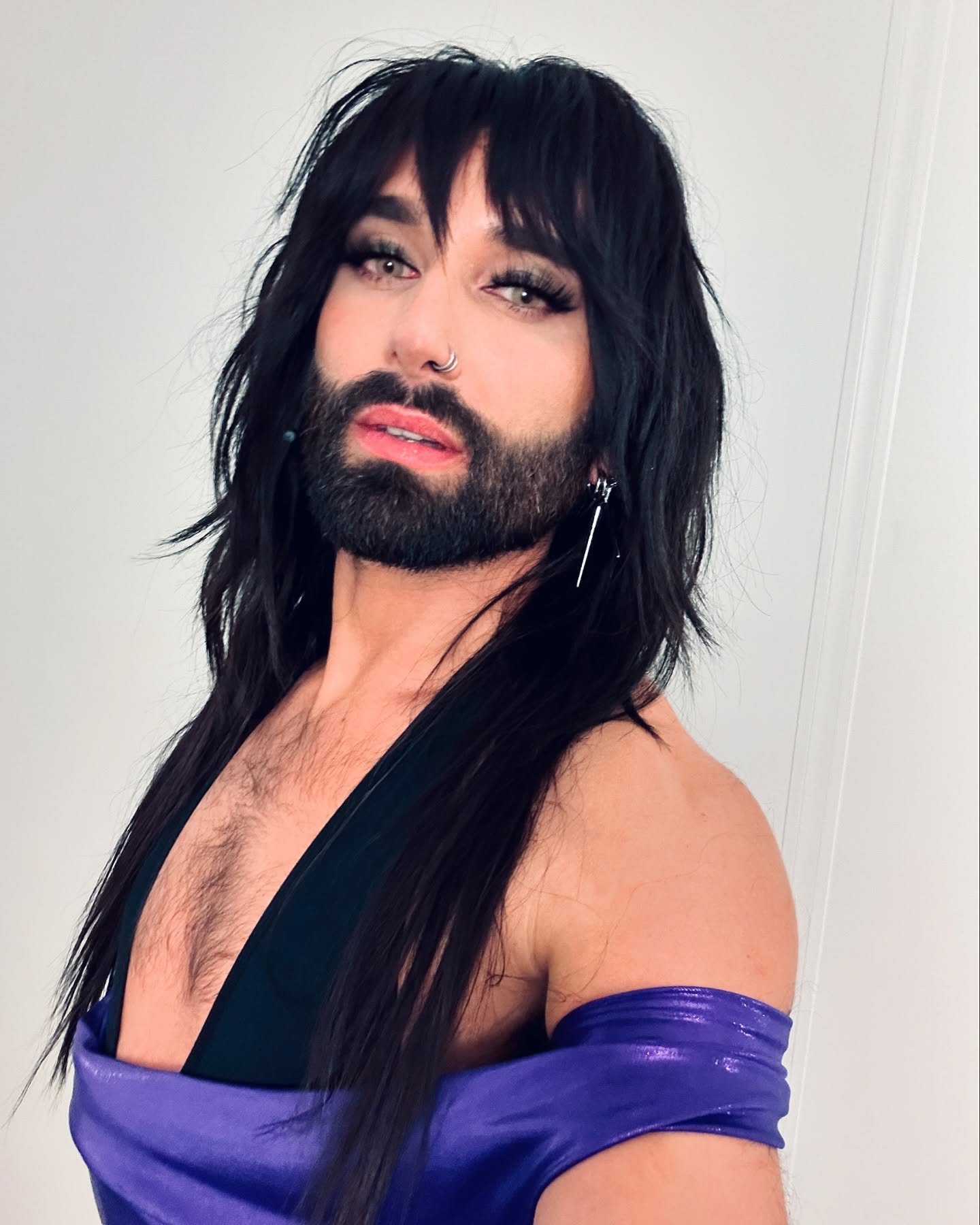 Conchita Wurst danes: šokantna transformacija 10 let po zmagi na Evroviziji. Preverite, zakaj je Thomas Neuwirth neprepoznaven in kako izgleda njegov novi, brutalno drugačen videz.