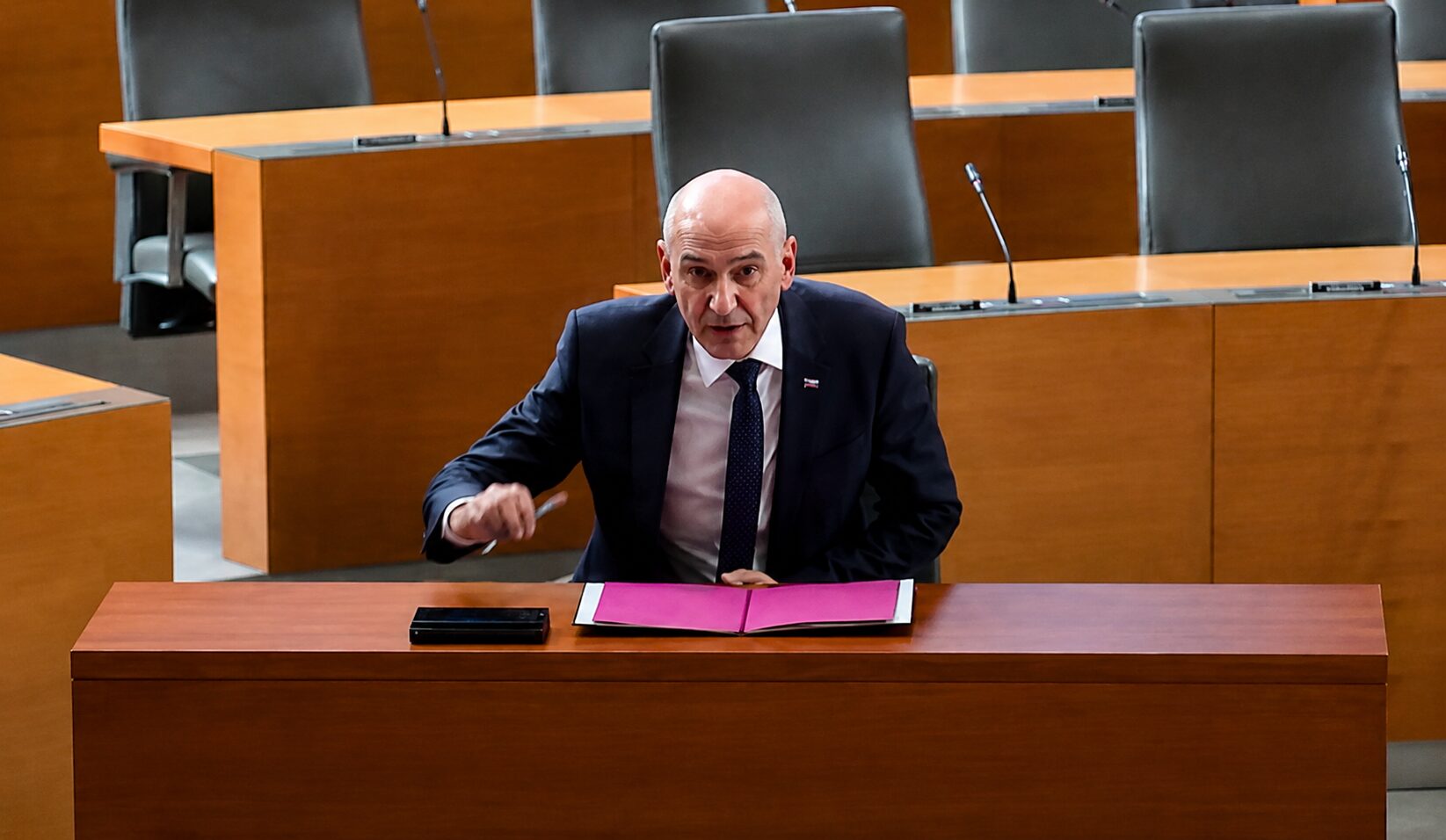 Kdo je skrivnostni 51. glas, ki je podprl Janeza Janšo pri izvolitvi za predsednika vlade?